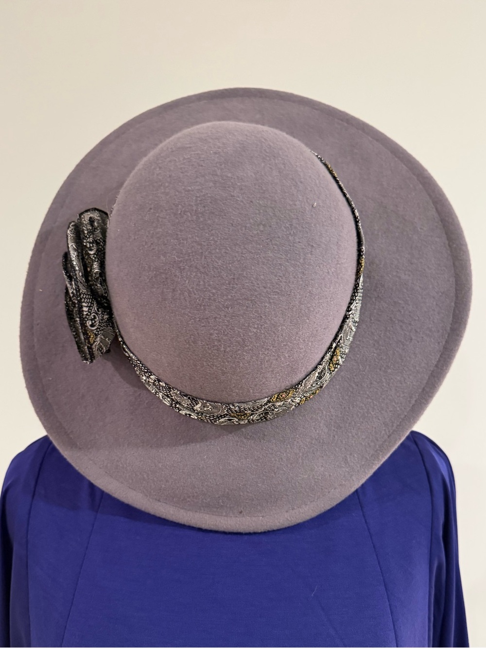 Wide-Brim Felt Hat in gray with Paisley Band